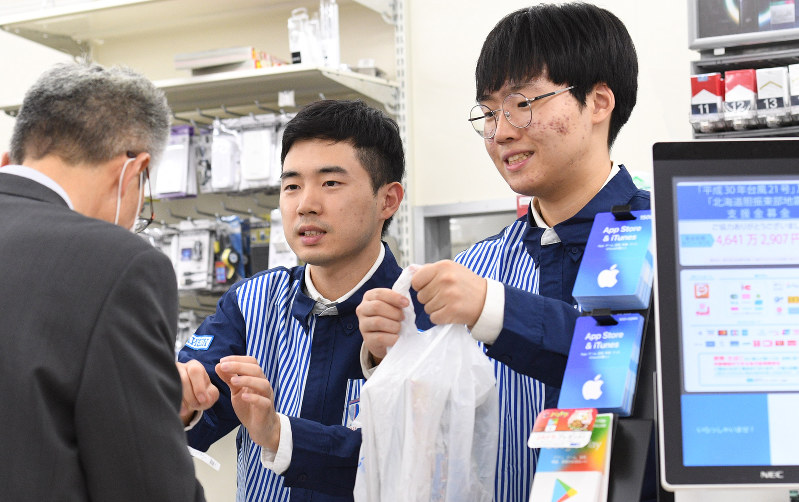 Một sinh viên Hàn Quốc làm thêm tại cửa hàng Lawson ở Shinjuku, Tokyo sinh-vien-han-quoc-lam-them-tai-cua-hang-tien-loi